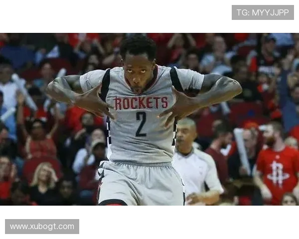 贝弗利现身快船主场 球迷在墙上齐声欢呼致敬他昔日贡献